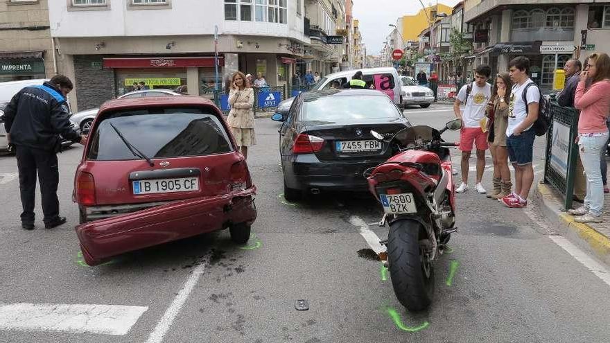 Uno de los coches chocó con una señal.