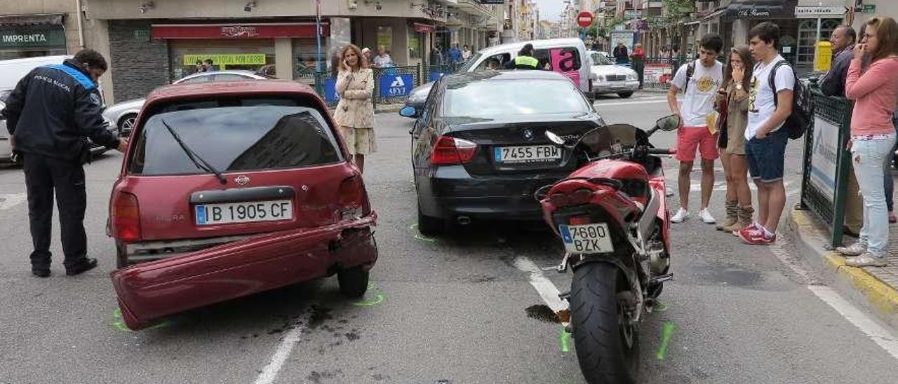 Uno de los coches chocó con una señal.