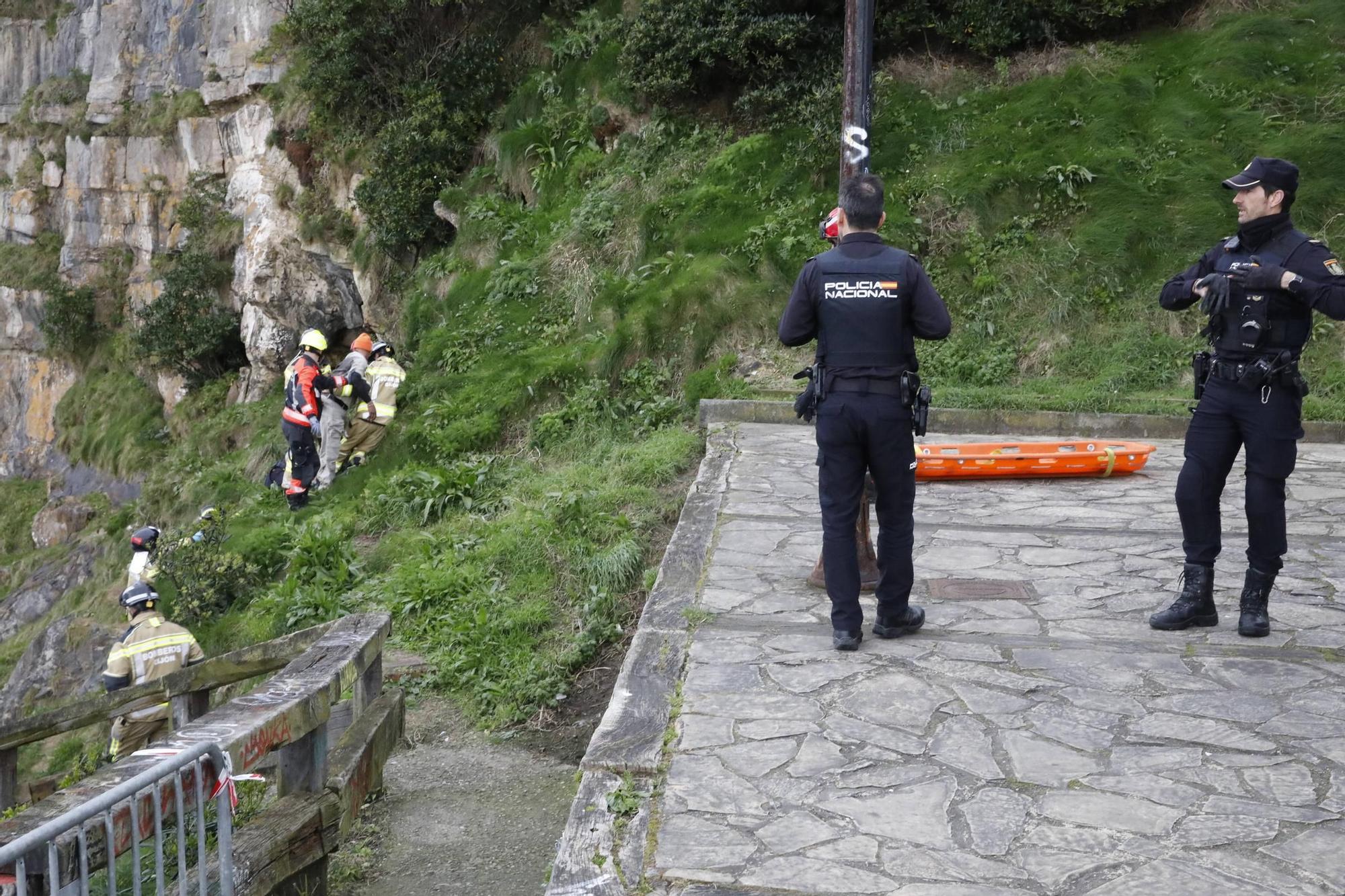 Así fue el amplio operativo para rescatar de las rocas a un hombre ebrio en Gijón (en imágenes)