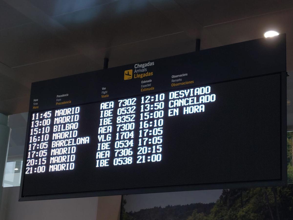 Varios de los vuelos desviados y cancelados hoy en el aeropuerto de Vigo.