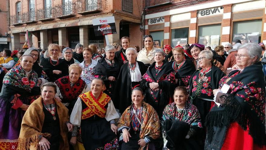 Las mujeres de Toro se engalanan en honor de Santa Águeda