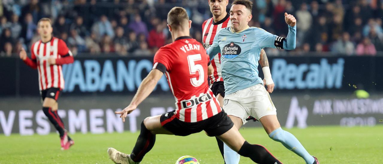 Aspas encara a Yeray durante el partido del pasado domingo.