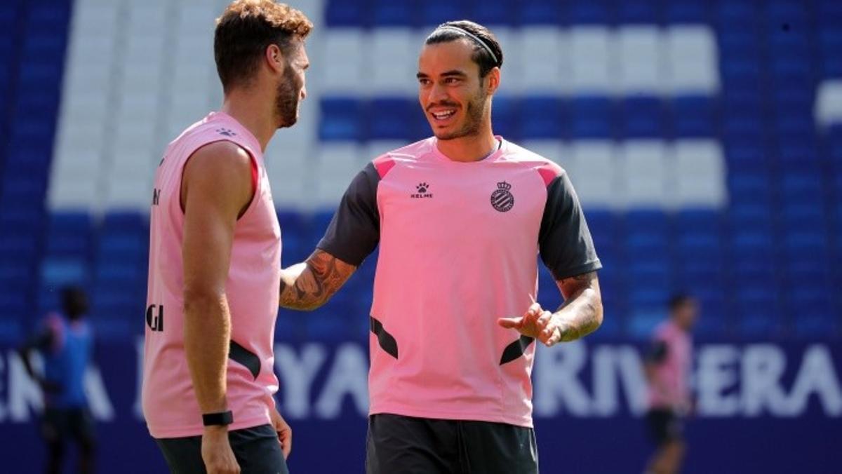 Raúl de Tomás sonríe en un entrenamiento de esta semana junto a Sergi Gómez.