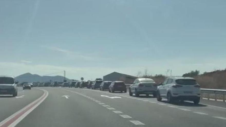 Los turistas que se van: la cola en la entrada a la AP-7 en Benissa