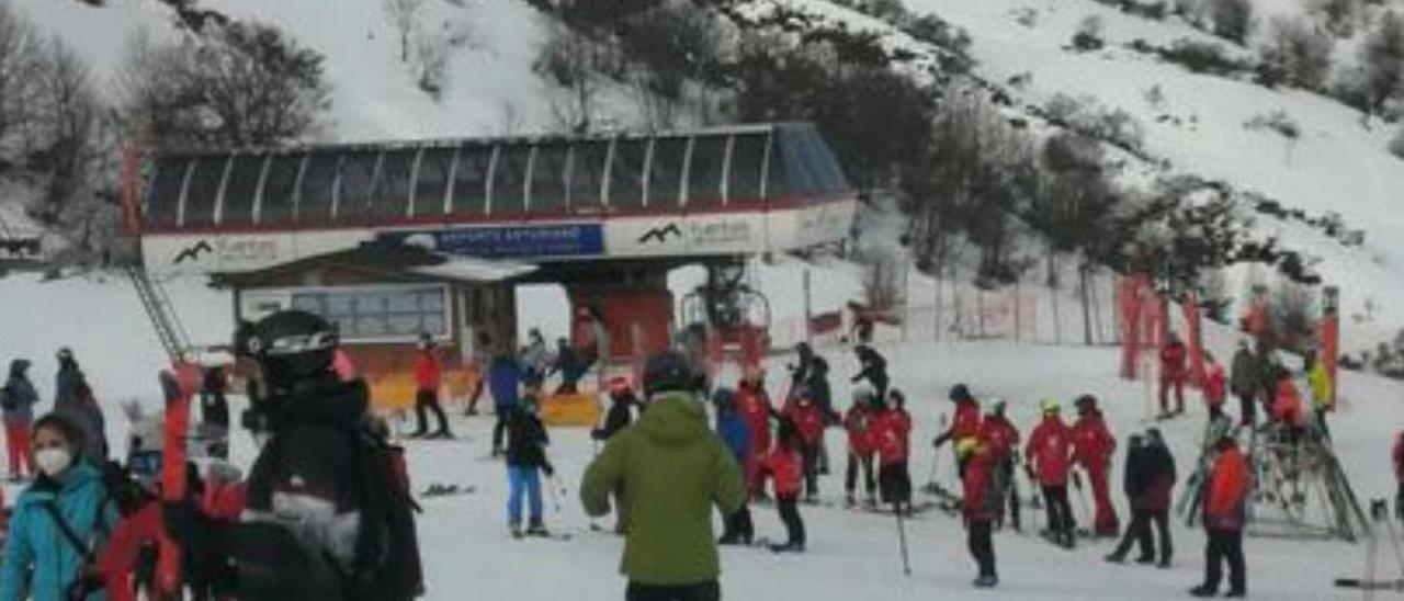 Esquiadores, ayer, en Fuentes.