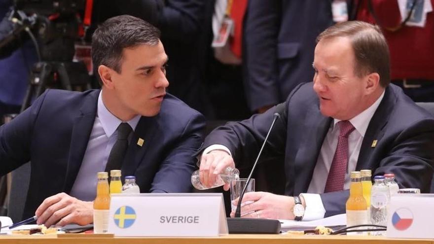 Pedro Sánchez conversa con el primer ministro sueco Stefan Lofven durante una cumbre europea en Bruselas el pasado mes de febrero.