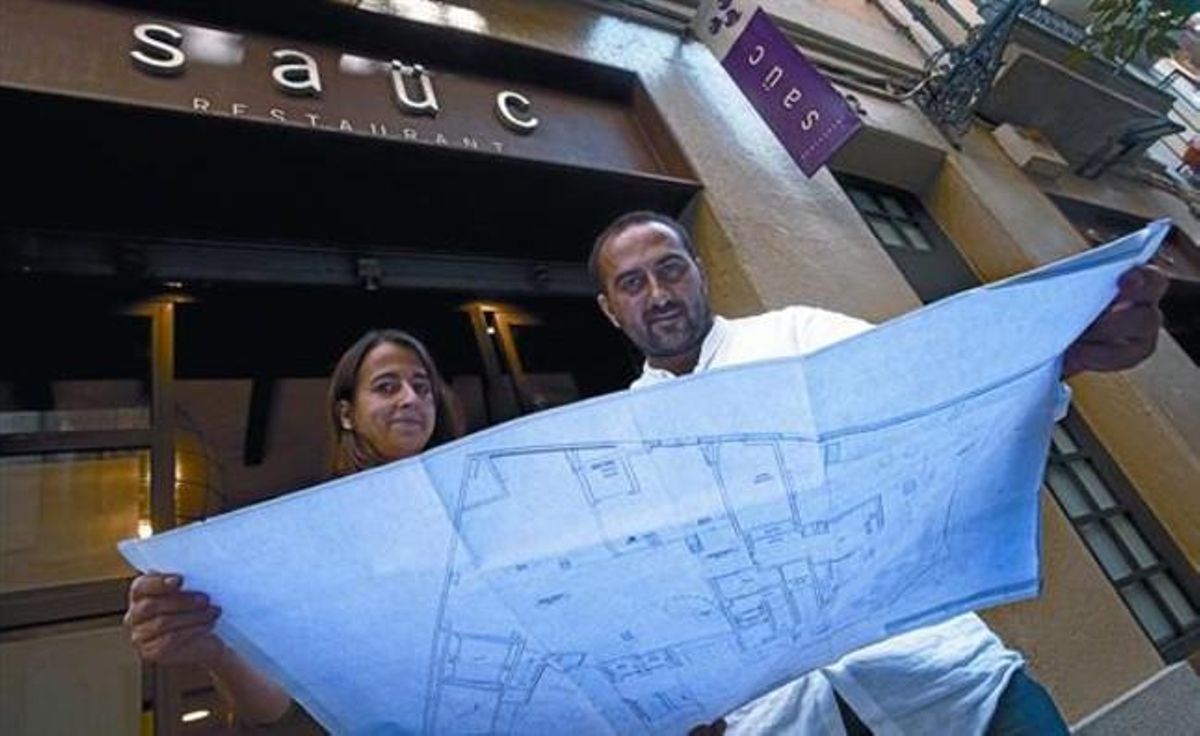 Anna Doñate i Xavier Franco, ahir, amb el plànol del nou hotel a la porta del Saüc, encara al passatge de Lluís Pellicer, a l’Eixample barceloní. Anna Doñate i Xavier Franco, ahir, amb el plànol del nou hotel a la porta del Saüc, encara al passatge de Lluís Pellicer, a l’Eixample barceloní.