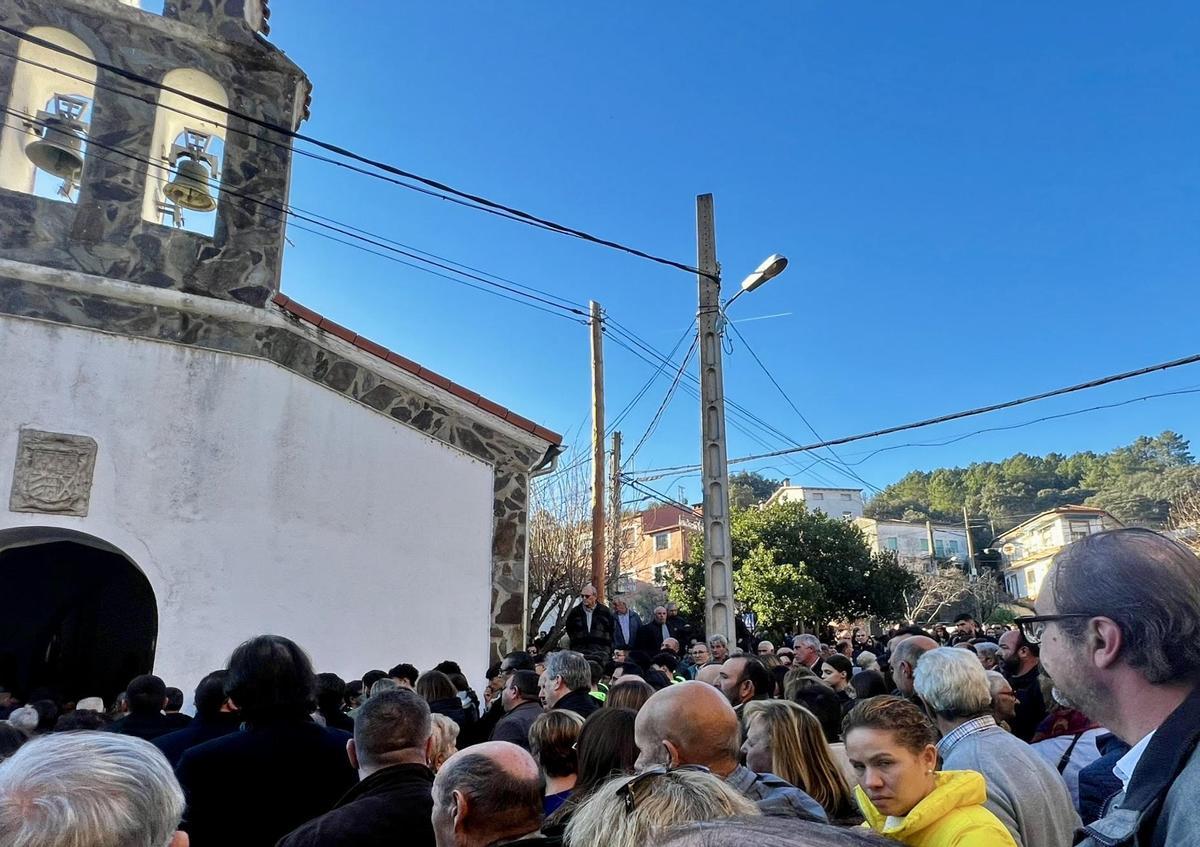 Despedida multitudinaria en Las Hurdes al alcalde de Nuñomoral.