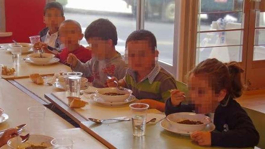 Niños en el comedor de una guardería en Ourense.  // J. Regal