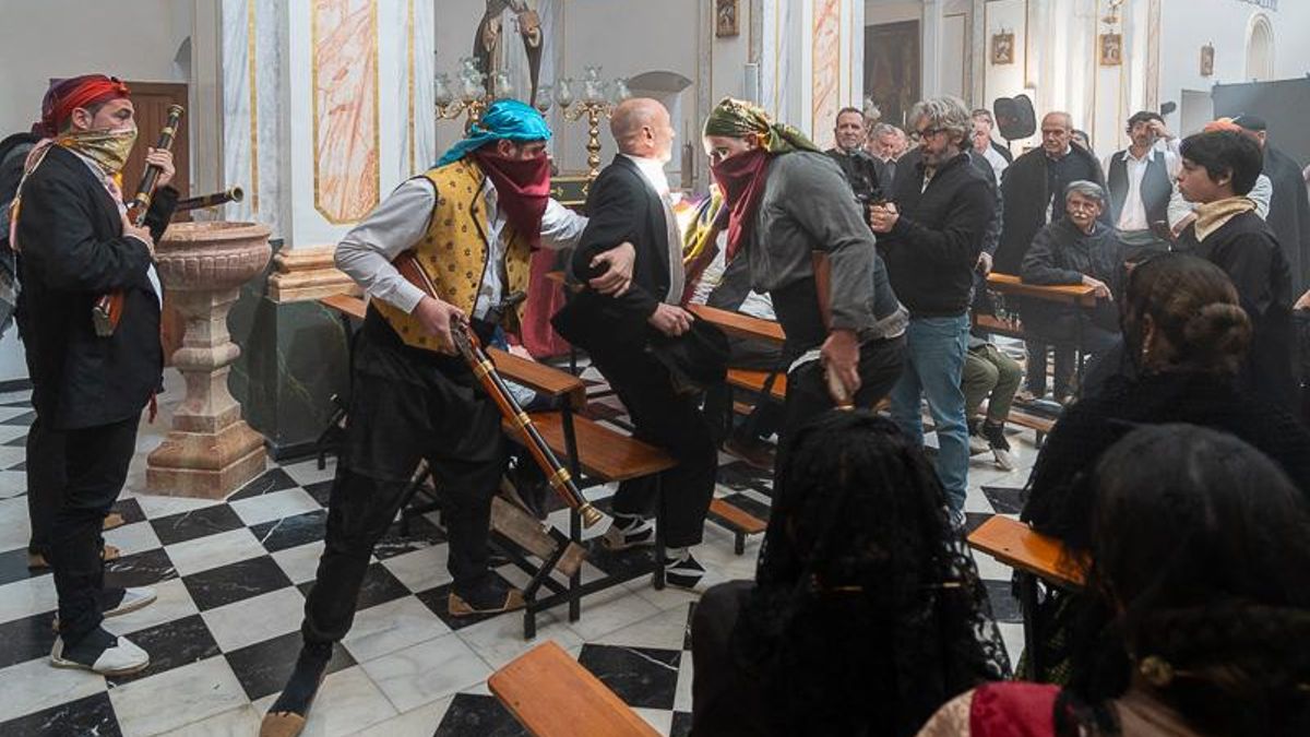 Un momento del rodaje en la iglesia de Benimassot