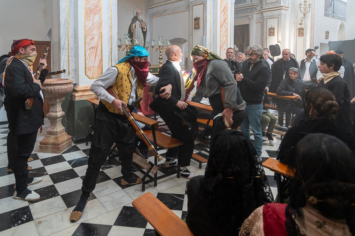 Un momento del rodaje en la iglesia de Benimassot