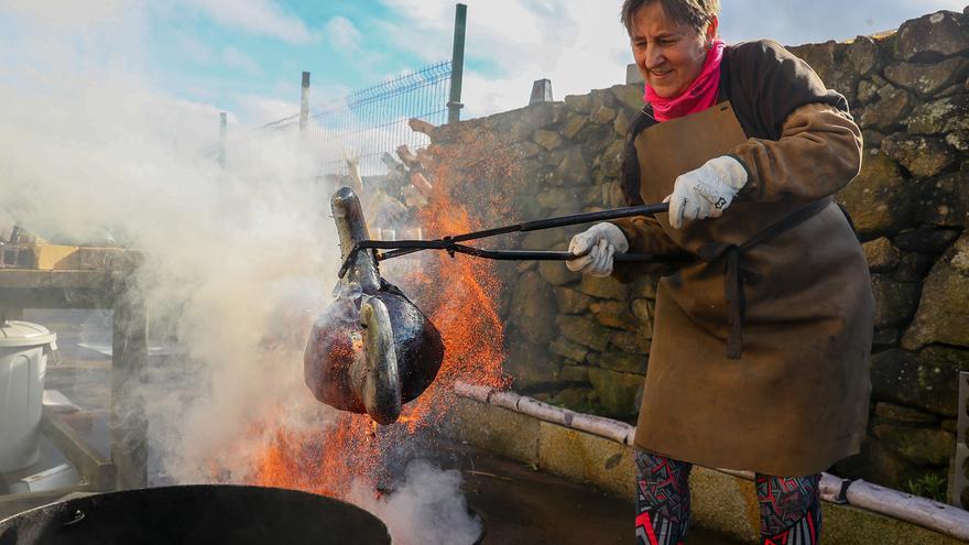 Mar Barral en pleno proceso de creación de un casco vikingo con la técnica del rakú, que llevará a Camariñas.