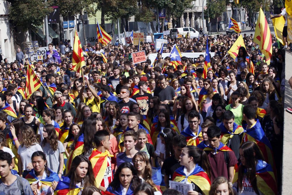 Manifestació d'estudiants universitaris i de secundària al centre de Girona