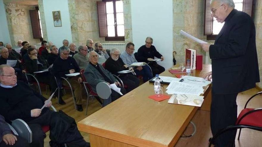 El clero descubre la tercera edición del Misal Romano en el Seminario
