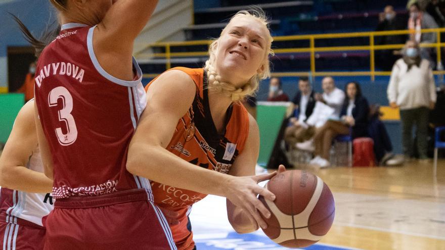 Marta Miscenko trata de lanzar en un partido de Recoletas Zamora disputado en el Ángel Nieto.