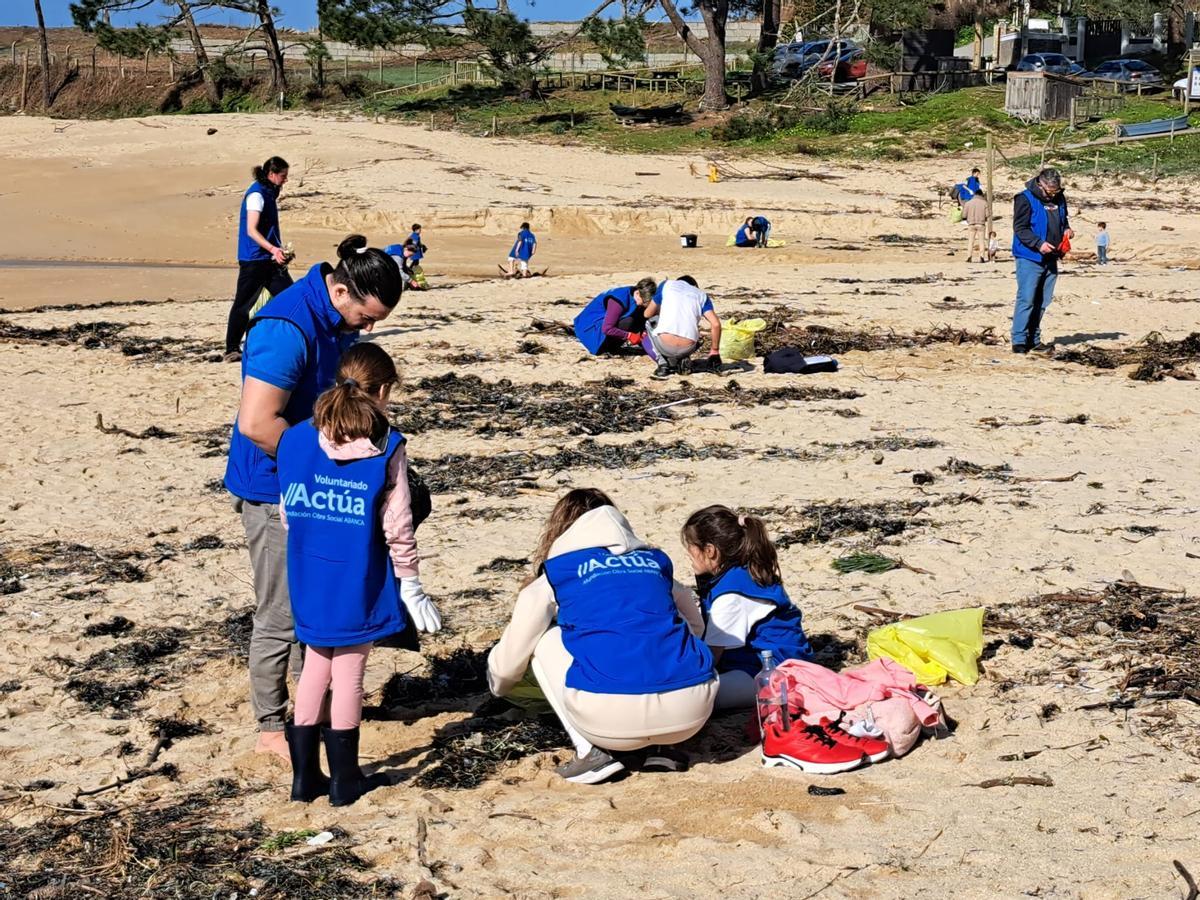 La limpieza de la playa de Area de Bon, en Bueu, en imágenes (II)