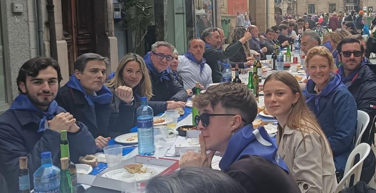 Estefanía Rodríguez, tercera por la derecha, enfrente Pedro de Rueda, Jorge García y, al fondo, Gustavo Prieto saludando.