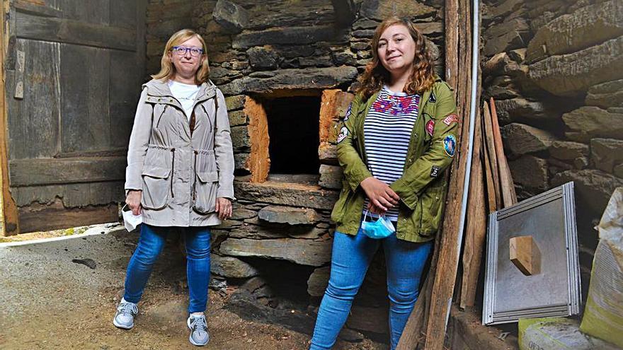 María José Fraga y Ángela Ferreira, junto al horno de Casa de Bastián.