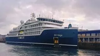 El crucero boutique "SH Vega" llega a Vigo con 67 pasajeros y un mayordomo para cada uno