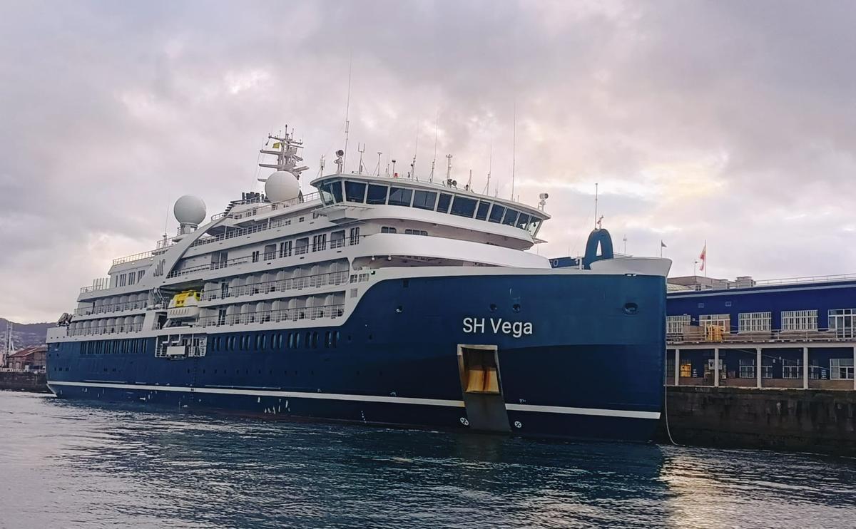 El 'SH Vega', atracado en el muelle de trasatlánticos de Vigo.