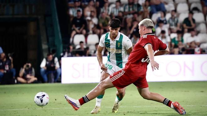 Baja por lesión en el Córdoba CF: Jacobo Martí sufre un esguince de rodilla tras el partido ante el Elche