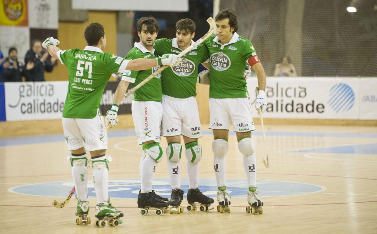 JORDI BARGALLO (1D), EDUARD LAMAS (2D), JOSEP LAMAS (2I) Y TONI PEREZ (1I) CELEBRAN UNO DE LOS GOLES EN EL PARTIDO DE HOCKEY SOBRE PATINES ENTRE EL LICEO Y EL JUVENTUDE DE VIANA DISPUTADO EN EL PALACIO DE LOS DEPORTES DE RIAZOR, EN A CORUÑA.. DEPORTES. HOCKEY SOBRE PATINES. TEMPORADA 2014 - 2015. LIGA EUROPEA.