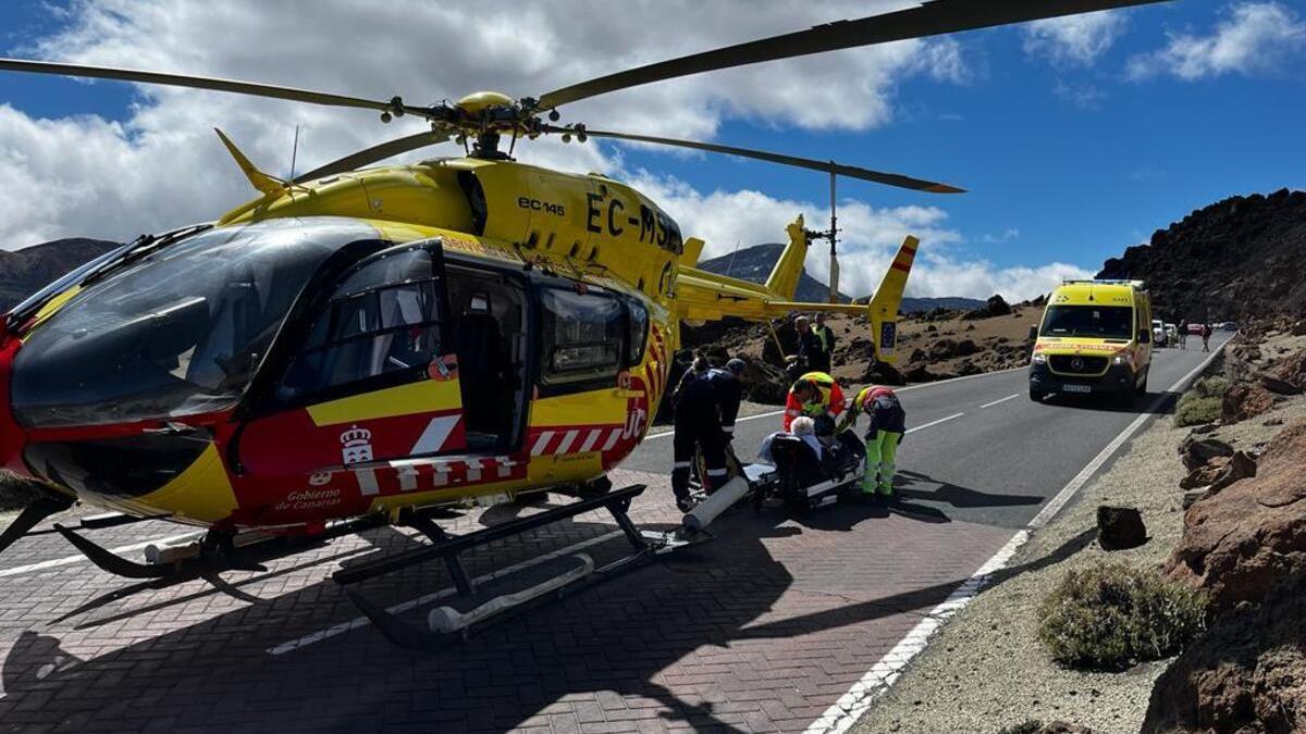 Un momento de la evacuación del afectado.