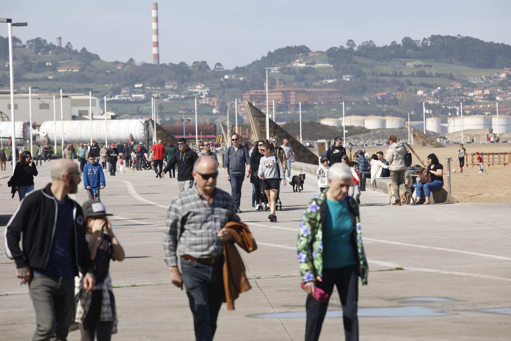 Gijón disfruta de un domingo de sol y calor