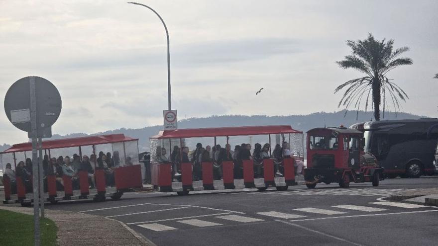 El actual tren turístico circulando por la isla de A Toxa, ayer.