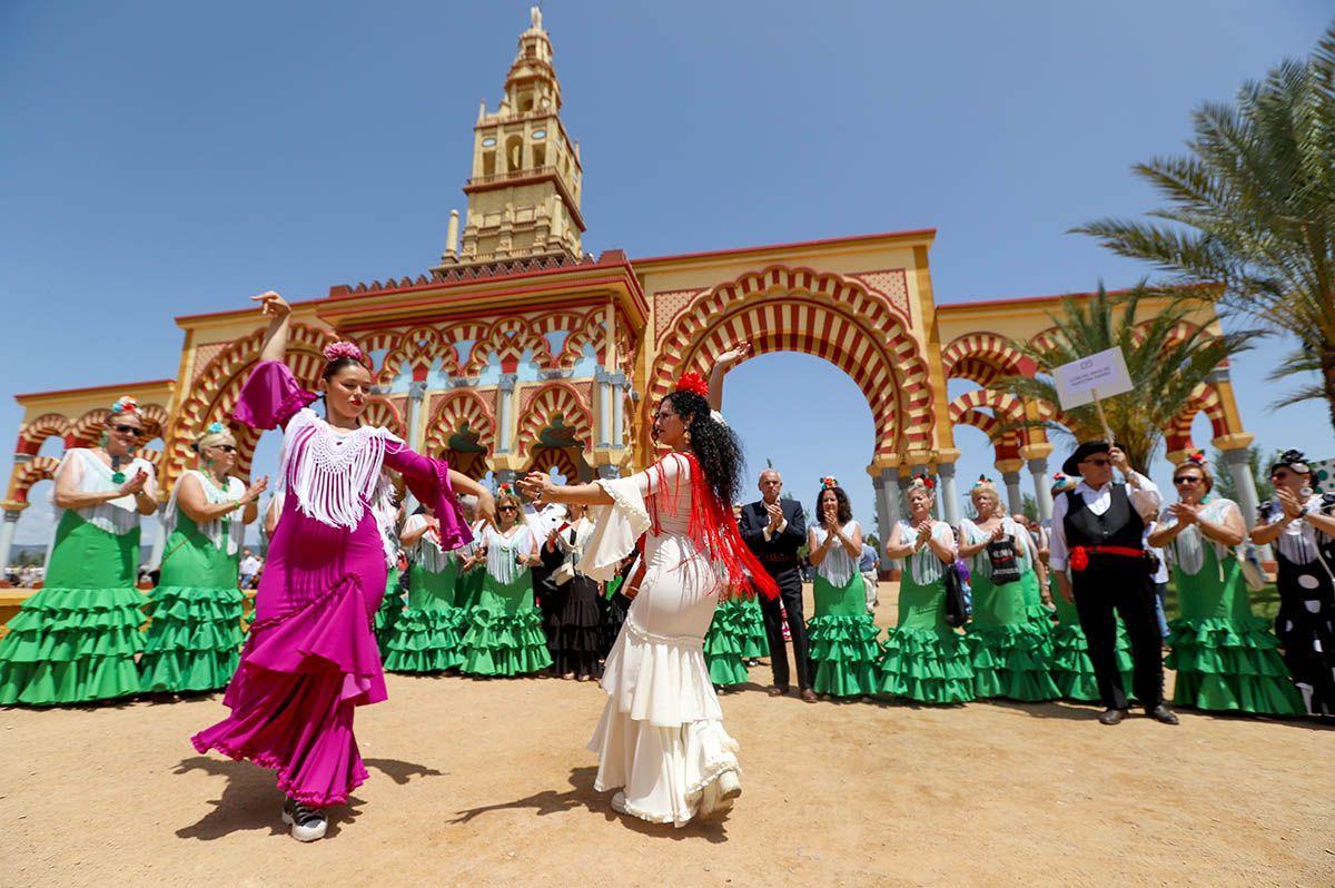 Ambiente junto a la portada de la Feria de Córdoba.