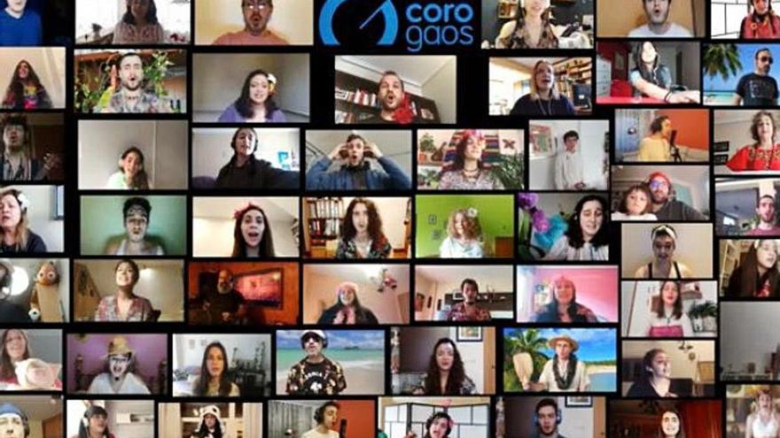 Miembros del Coro Gaos cantan para un vídeo que han publicado.