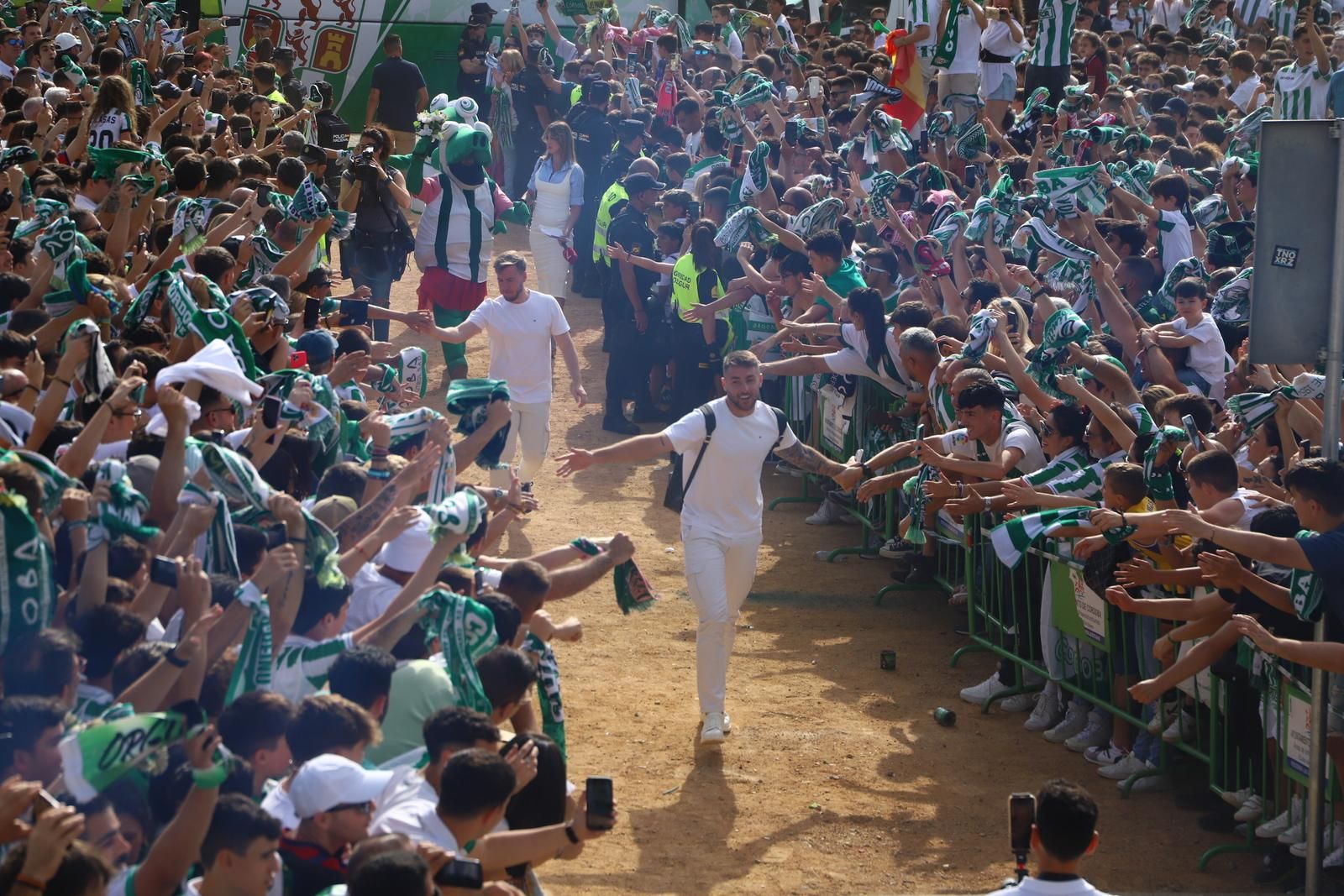 Córdoba CF-Ponferradina | El espectáculo de los aficionados en la Fan Zone de El Arcángel
