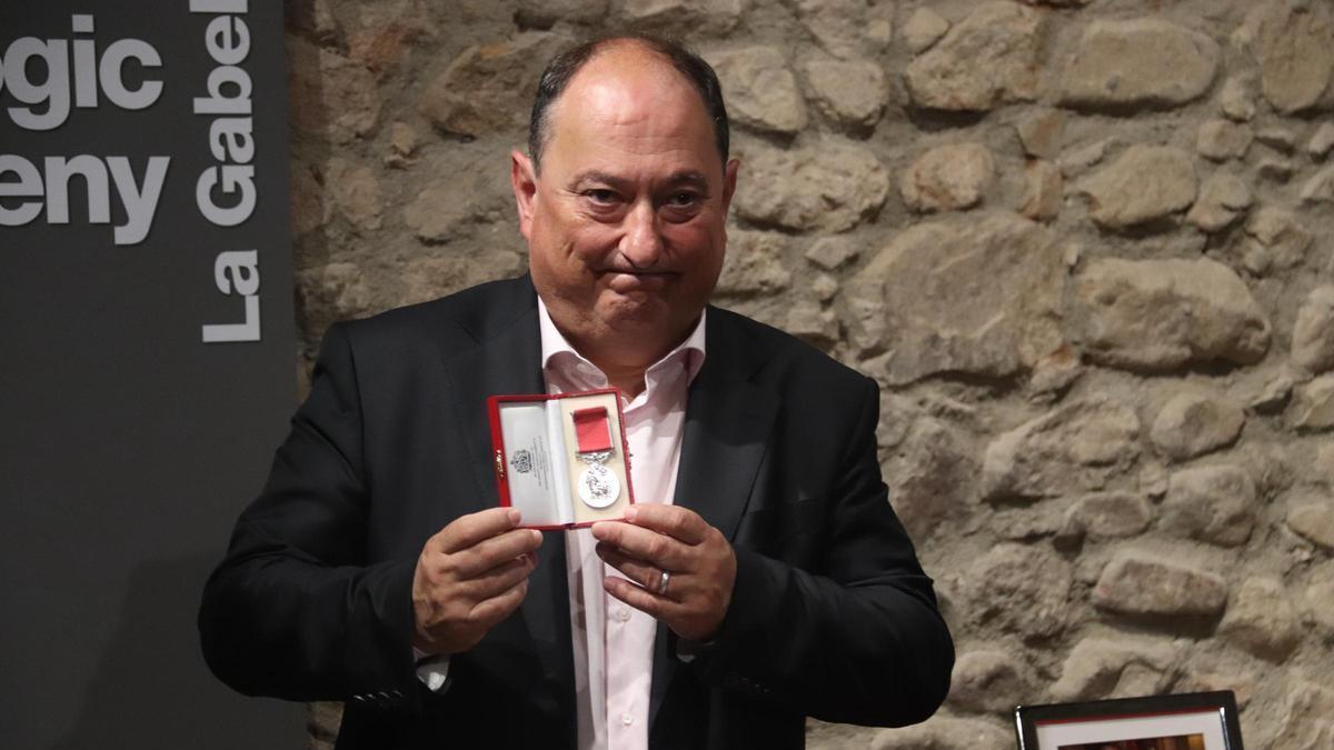 El cònsol del Regne Unit a Barcelona fa entrega de la Medalla de l'Imperi Britànic a l'alcalde d'Arbúcies