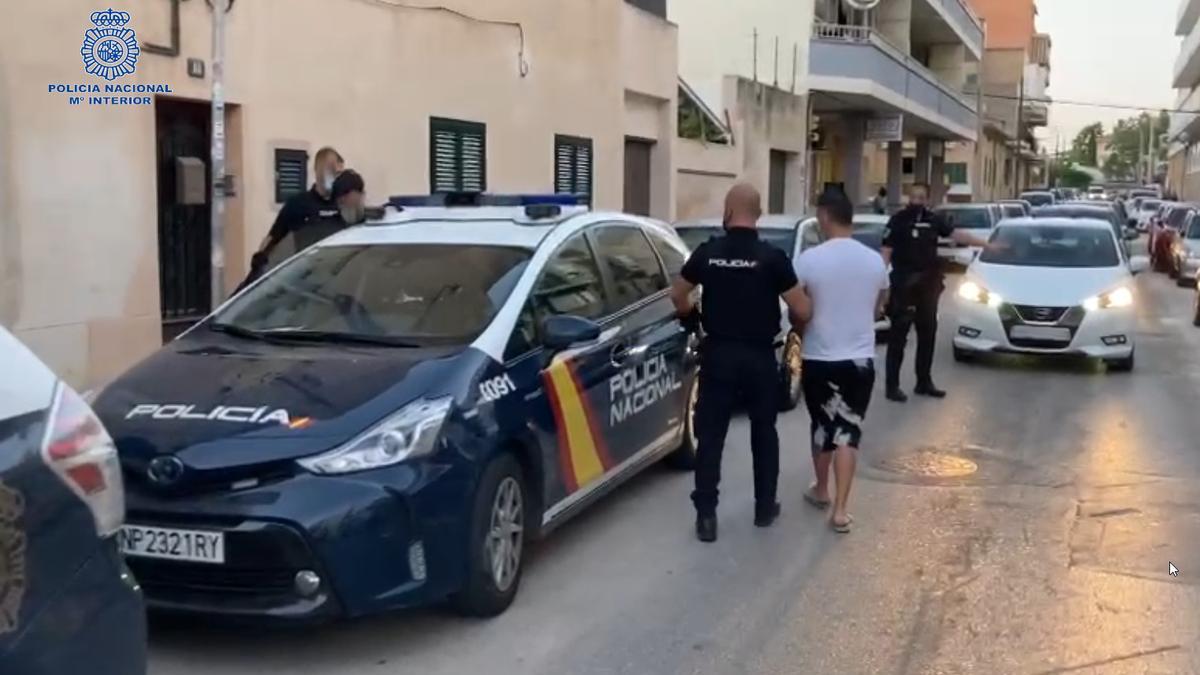 Polizeibeamte nehmen an der Playa de Palma einen mutmaßlichen Rolex-Dieb fest.
