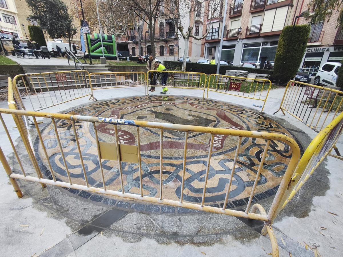 Eloy Esteban supervisando el tratamiento hidrófugo en el mosaico.