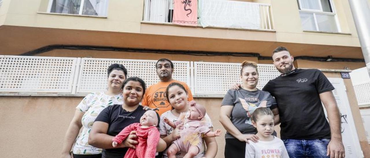 Isabel Flores, Fernando Amaya, Remedios Utrera e Isidro Vargas con sus hijas frente al edificio del que les quieren desahuciar. | MANU MIELNIEZUK