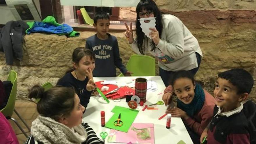 Moment d&#039;un dels tallers de decoració amb materials reciclats, a Solsona