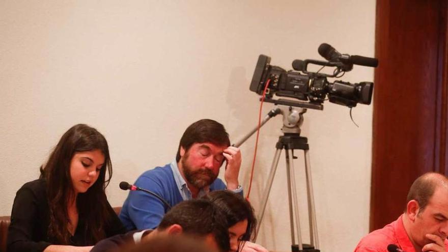 La concejala de Hacienda, Raquel Ruiz, durante su intervención en el Pleno de ayer, junto al edil Raúl Marquínez.