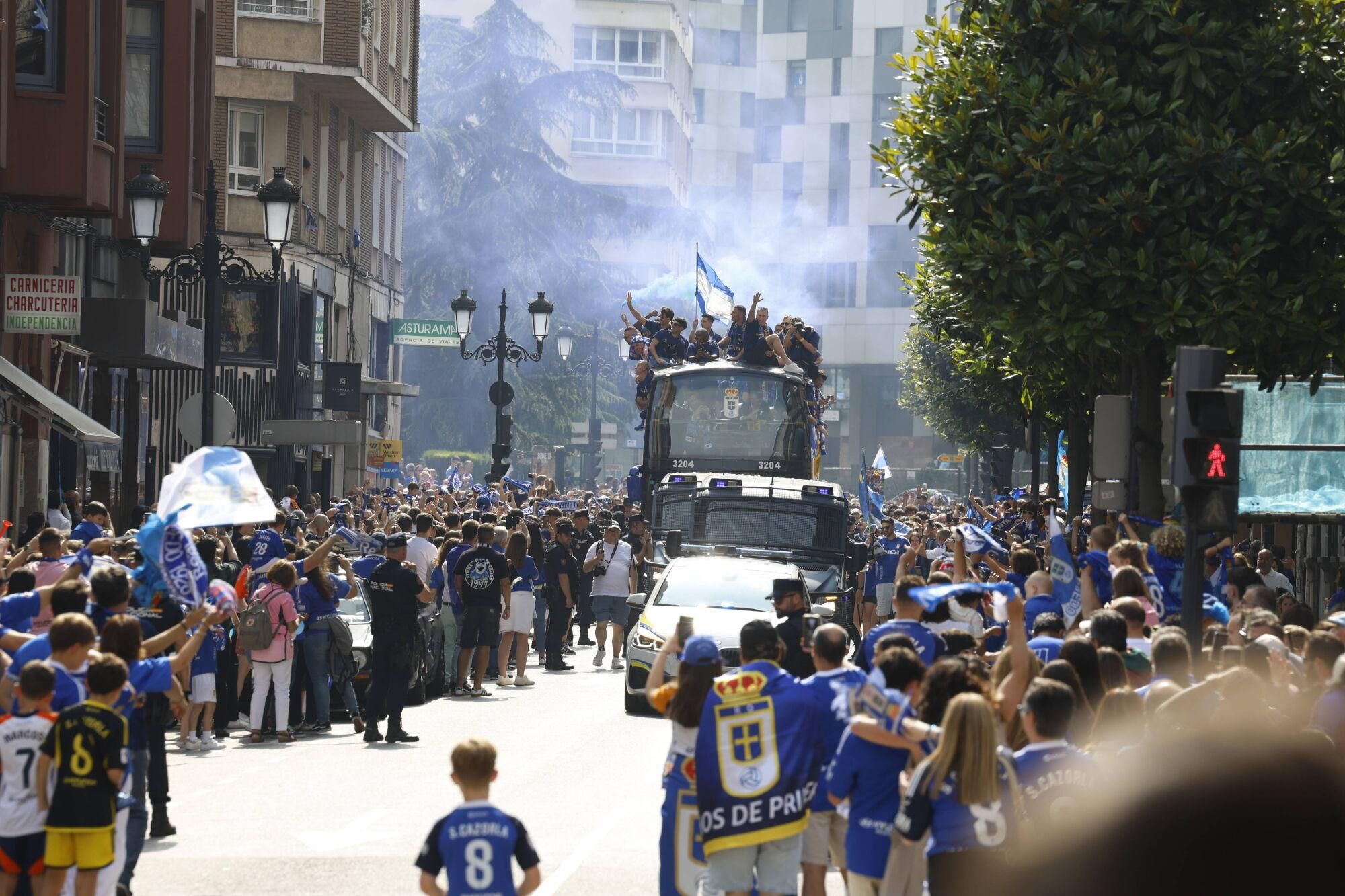 Locura azul en las calles de Oviedo para celebrar el ascenso del equipo a Primera División