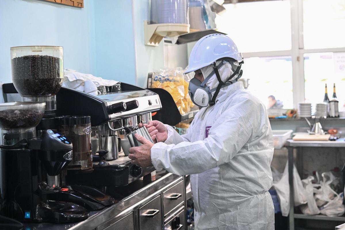 Operarios especializados trabajan en la retirada de amianto del Mercado Central de Elche Operarios especializados trabajan en la retirada de amianto del Mercado Central de Elche