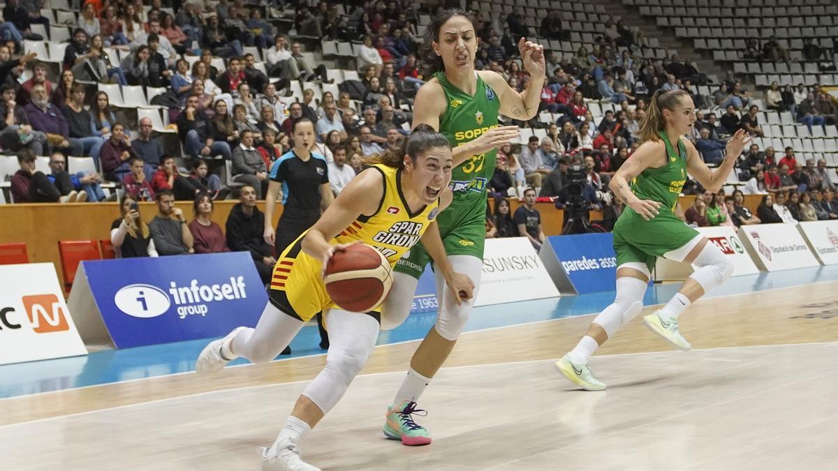 Laia Flores davant Jelena Brooks en una de les accions del partit.