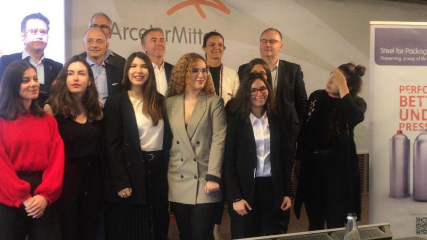 En el centro las estudiantes Ángela Mayquez, Gemma Antolín y Marina Redondo, en Luxemburgo, junto a los finalistas y miembros del jurado.