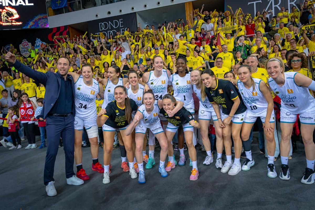 Las jugadoras del Jairis celebran el pase a la final con sus aficionados