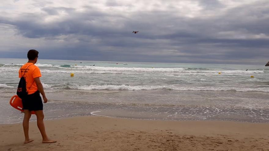 Peñíscola inicia la vigilancia con dron en el litoral contra el coronavirus