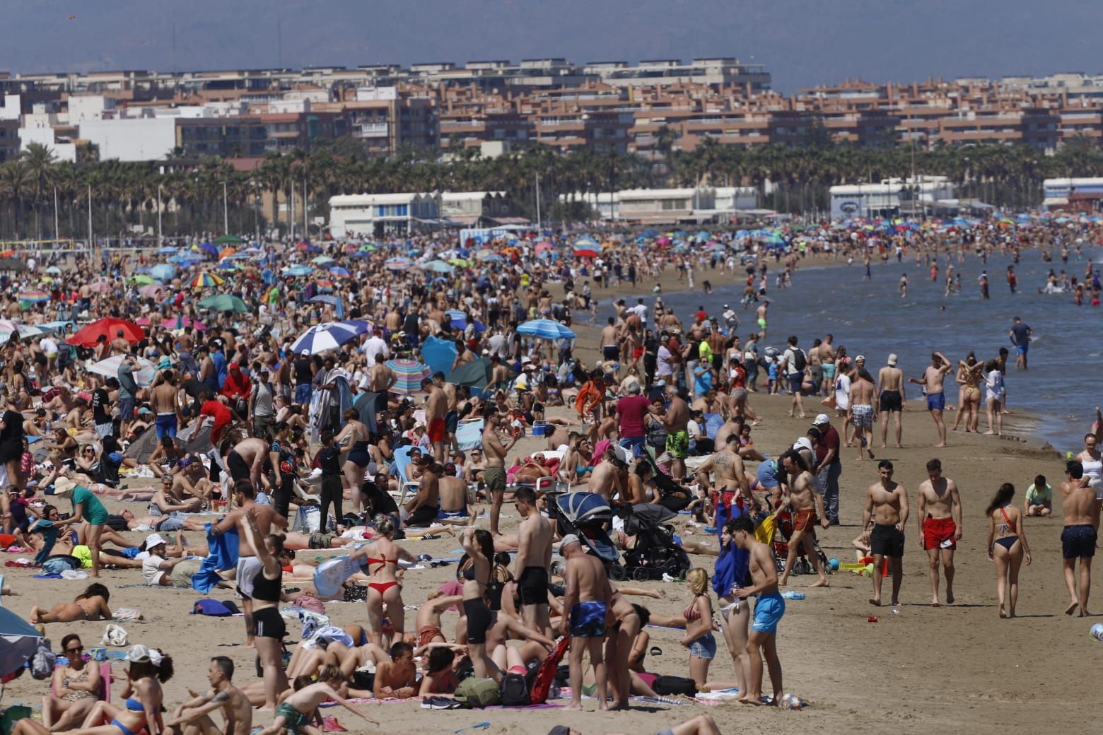 Una nueva jornada de calor llena las playas