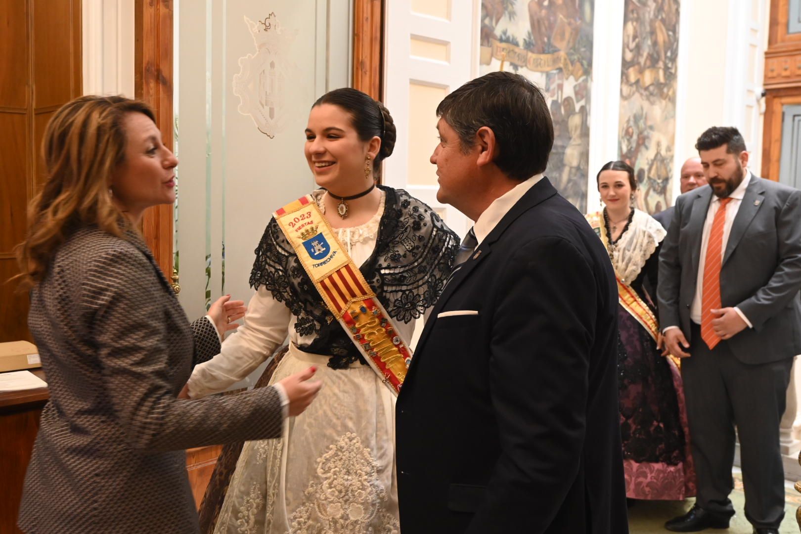 Galería de imágenes: Recepción de las reinas de los pueblos en el Ayuntamiento de Castelló