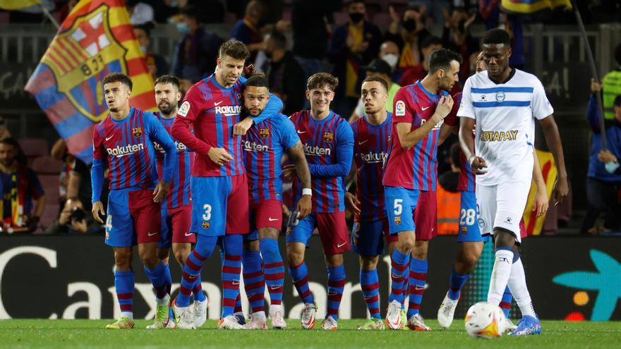 Los jugadores del Barcelona celebran con Depay el gol del neerlandés.
