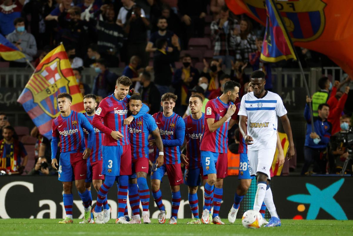 Los jugadores del Barcelona celebran con Depay el gol del neerlandés.