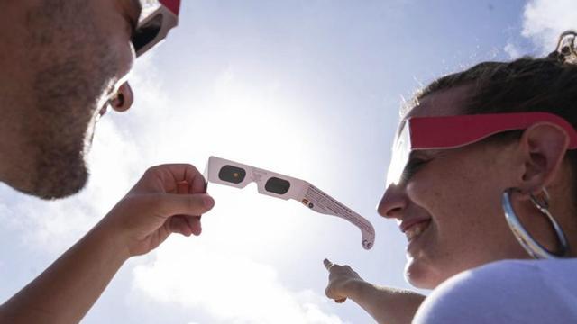 Dos joves, amb ulleres homologades per a l’observació de l’eclipsi, ahir al castell de Montjuïc. | ZOWY VOETEN