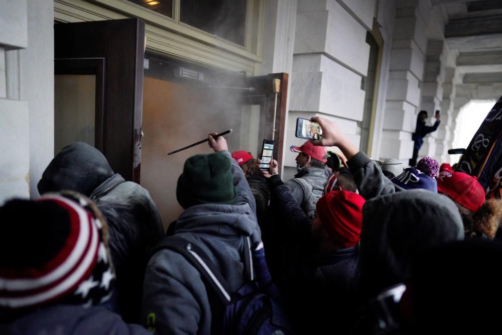 Una torba de seguidors de Trump assalta el Capitol